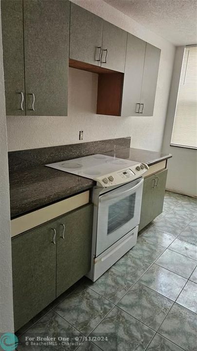For Sale: $225,000 (1 beds, 1 baths, 758 Square Feet)