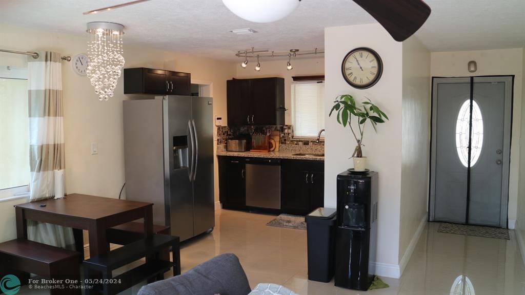For Sale: $425,000 (2 beds, 1 baths, 848 Square Feet)
