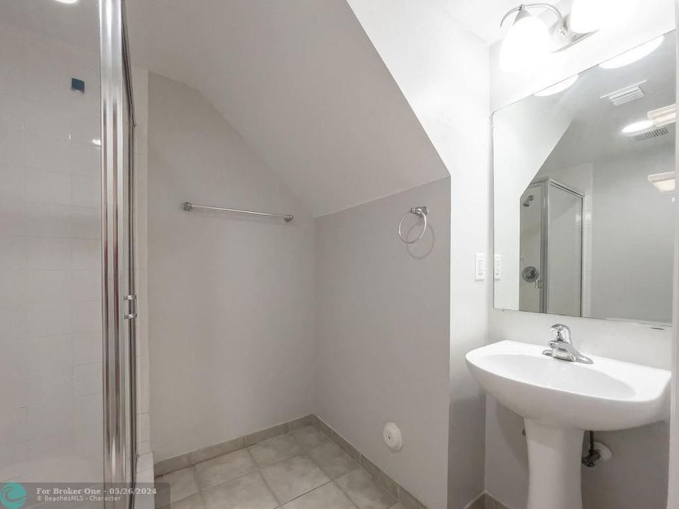 合同活跃: $2,800 (2 贝兹, 2 浴室, 1450 平方英尺)