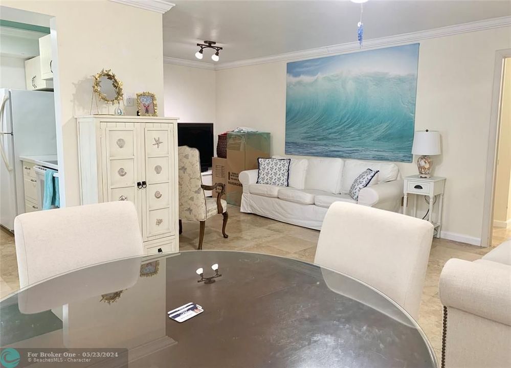 For Sale: $289,000 (1 beds, 1 baths, 670 Square Feet)