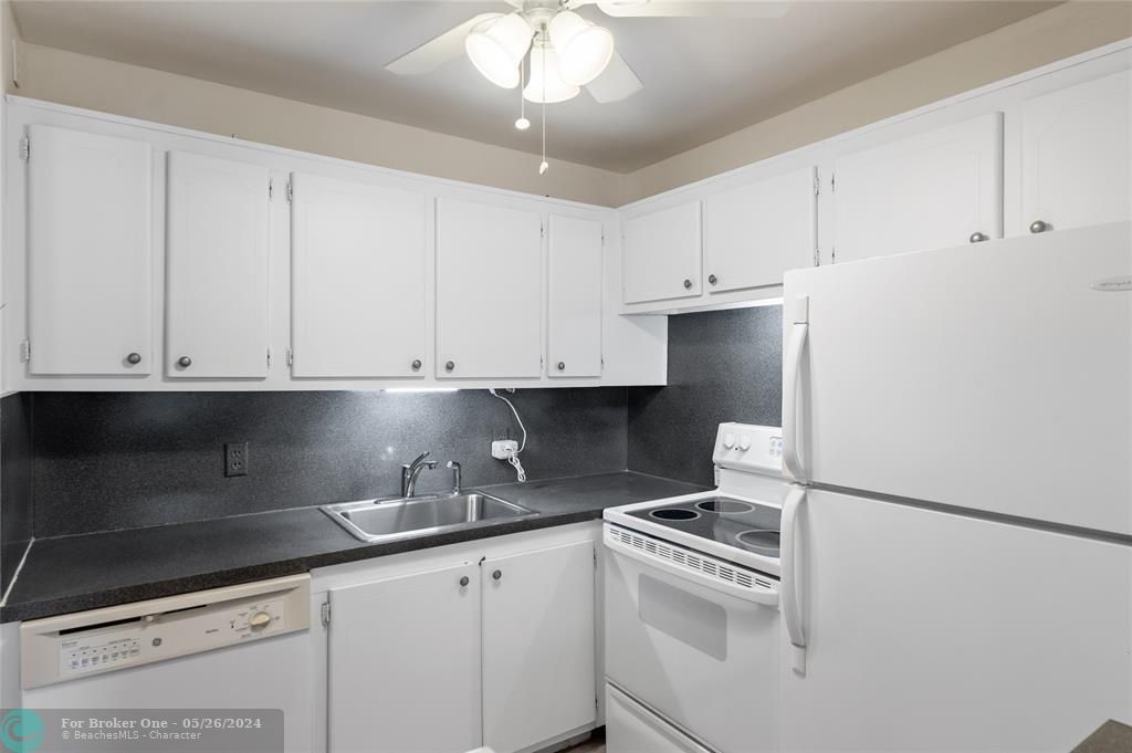 For Sale: $139,900 (1 beds, 1 baths, 603 Square Feet)
