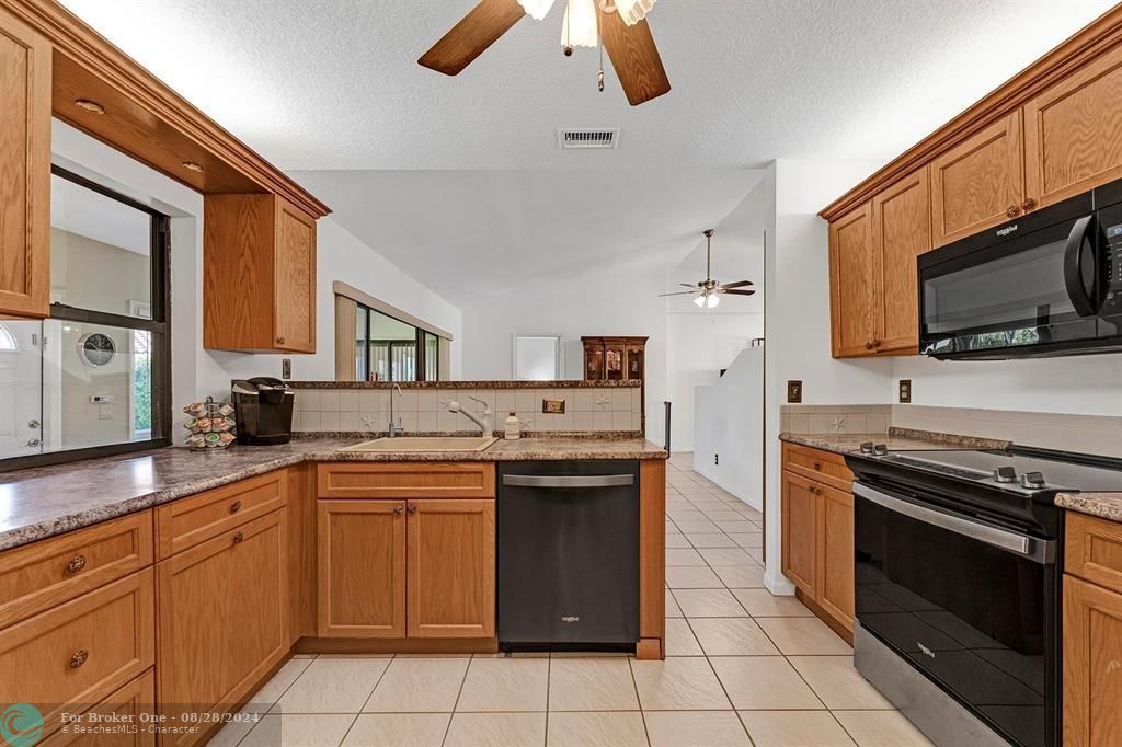 Active With Contract: $3,400 (3 beds, 2 baths, 1647 Square Feet)