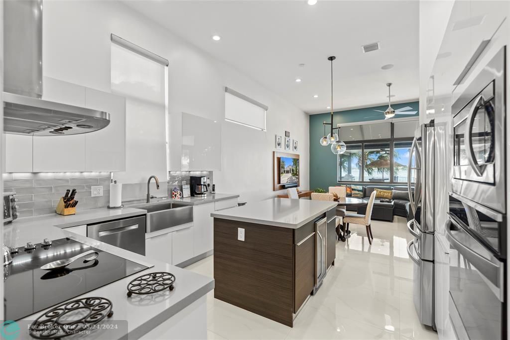 Active With Contract: $1,150,000 (4 beds, 3 baths, 2466 Square Feet)