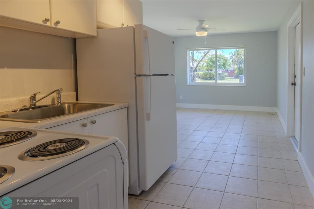 For Sale: $1,500 (1 beds, 1 baths, 400 Square Feet)