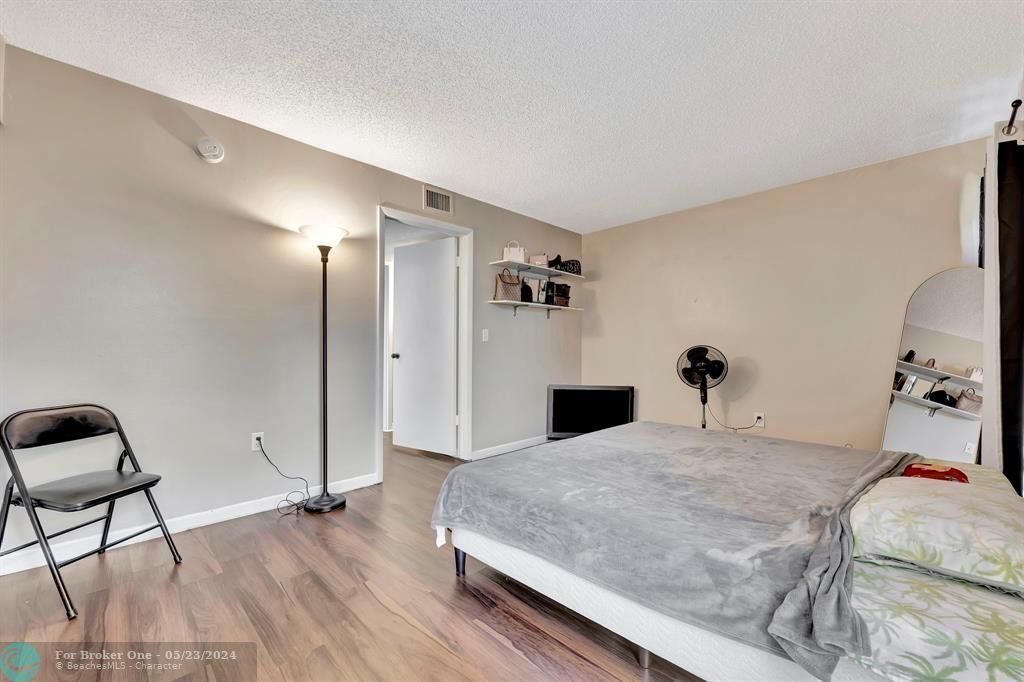 Active With Contract: $219,900 (2 beds, 2 baths, 990 Square Feet)