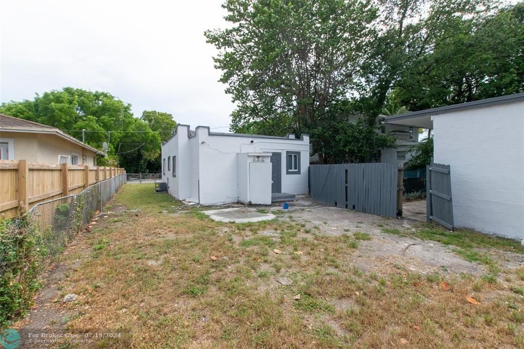 Recently Sold: $2,700 (4 beds, 1 baths, 1292 Square Feet)
