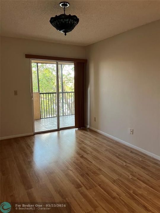 Active With Contract: $175,000 (2 beds, 2 baths, 1033 Square Feet)