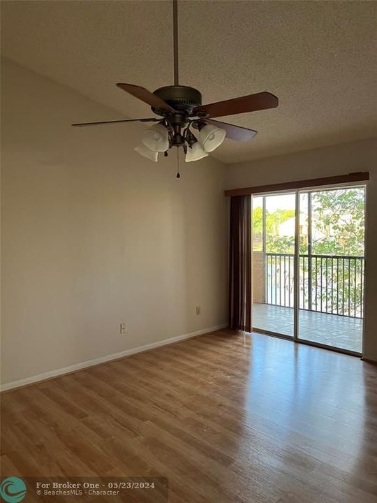 Active With Contract: $175,000 (2 beds, 2 baths, 1033 Square Feet)
