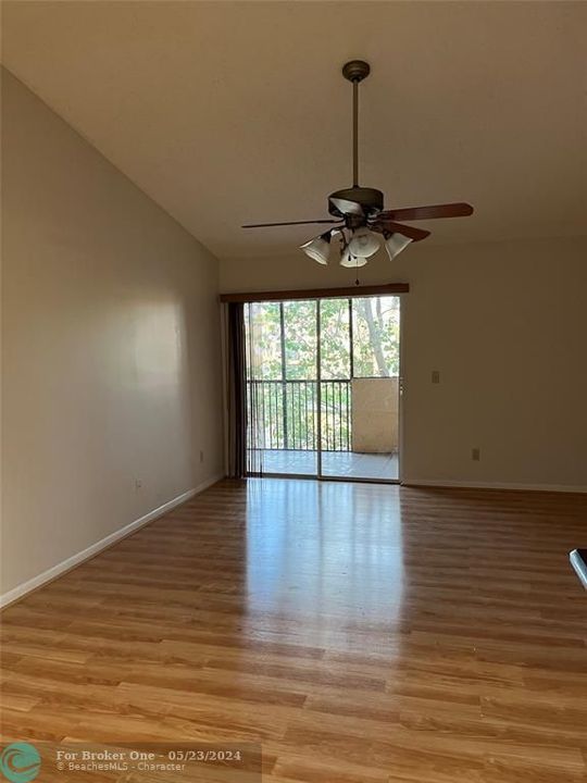 For Sale: $175,000 (2 beds, 2 baths, 1033 Square Feet)