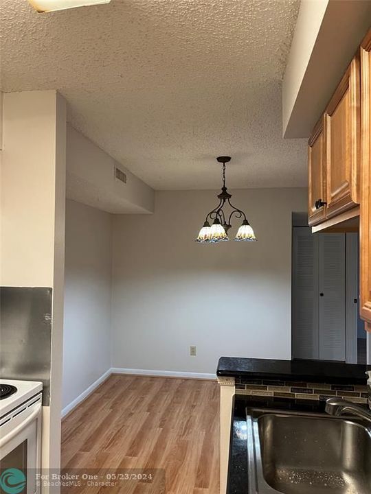 For Sale: $175,000 (2 beds, 2 baths, 1033 Square Feet)