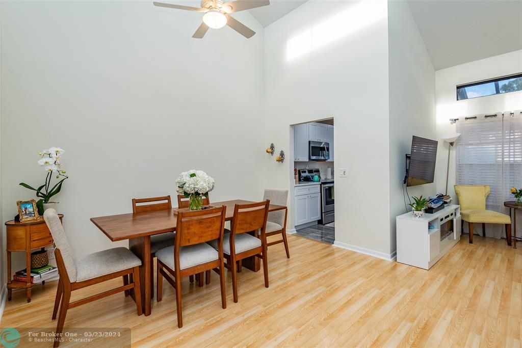 For Sale: $219,500 (1 beds, 2 baths, 1005 Square Feet)