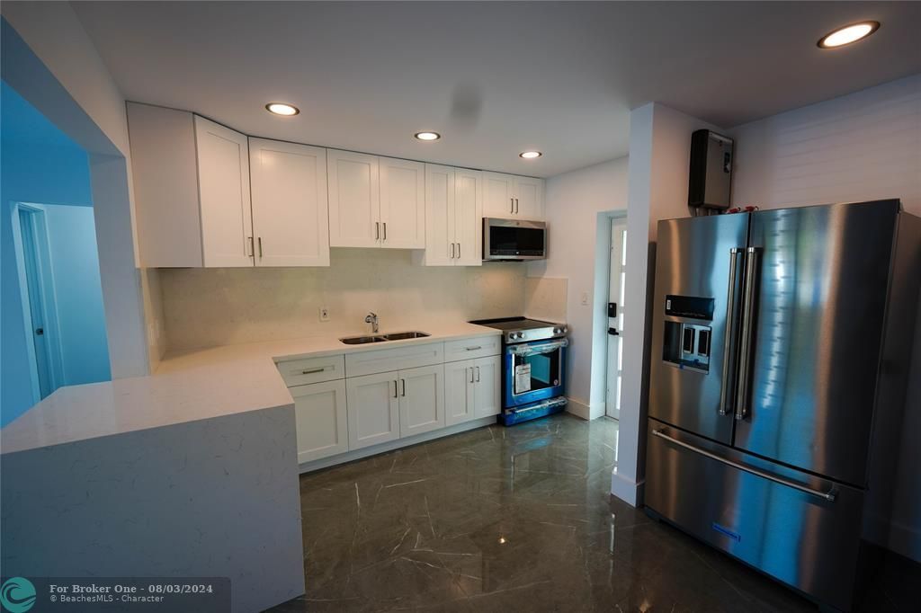 Active With Contract: $449,000 (2 beds, 1 baths, 821 Square Feet)