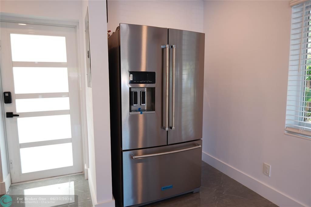 Active With Contract: $449,000 (2 beds, 1 baths, 821 Square Feet)