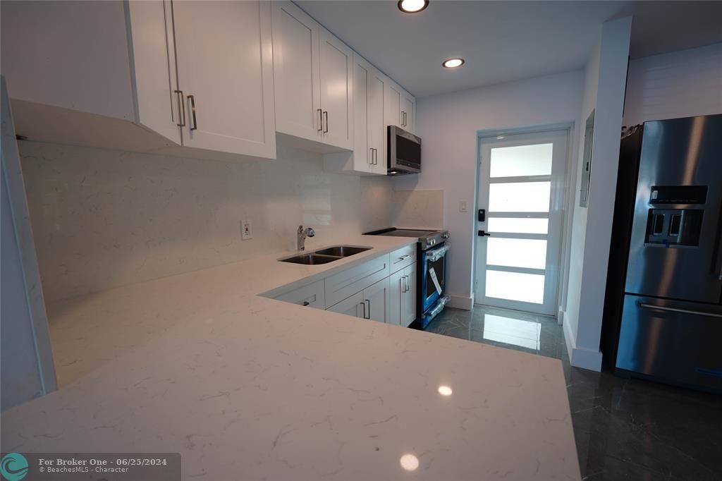 Active With Contract: $449,000 (2 beds, 1 baths, 821 Square Feet)
