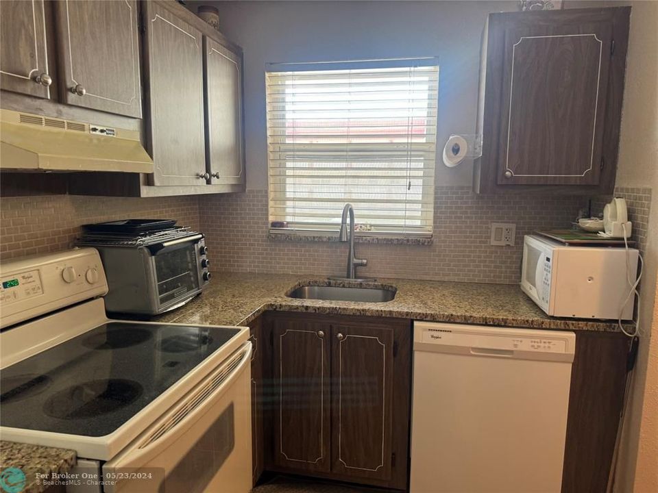 For Sale: $129,900 (2 beds, 2 baths, 850 Square Feet)