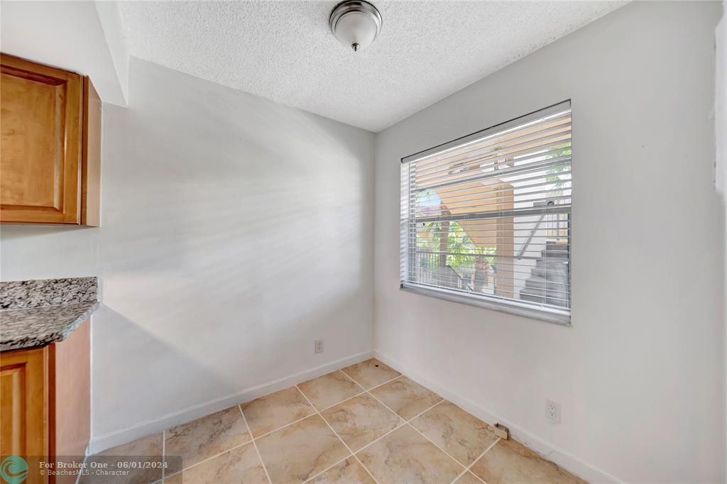 Active With Contract: $2,000 (2 beds, 2 baths, 1002 Square Feet)