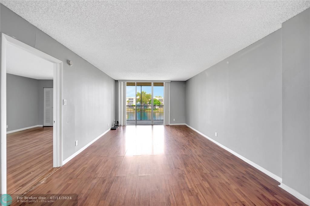 Active With Contract: $2,000 (2 beds, 2 baths, 1002 Square Feet)