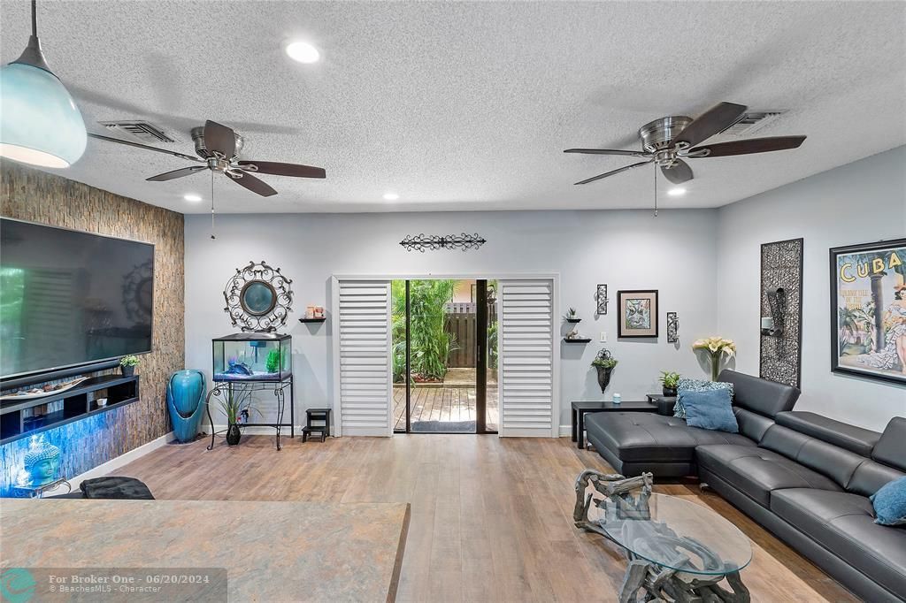 Active With Contract: $334,900 (2 beds, 2 baths, 1216 Square Feet)