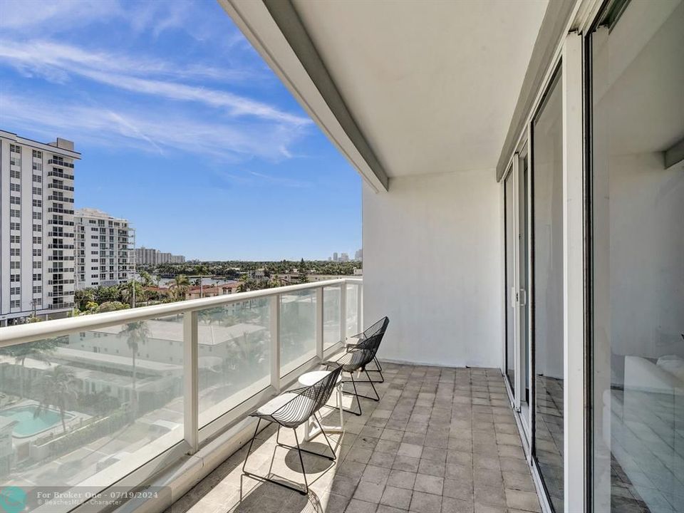 For Sale: $985,000 (2 beds, 2 baths, 1283 Square Feet)