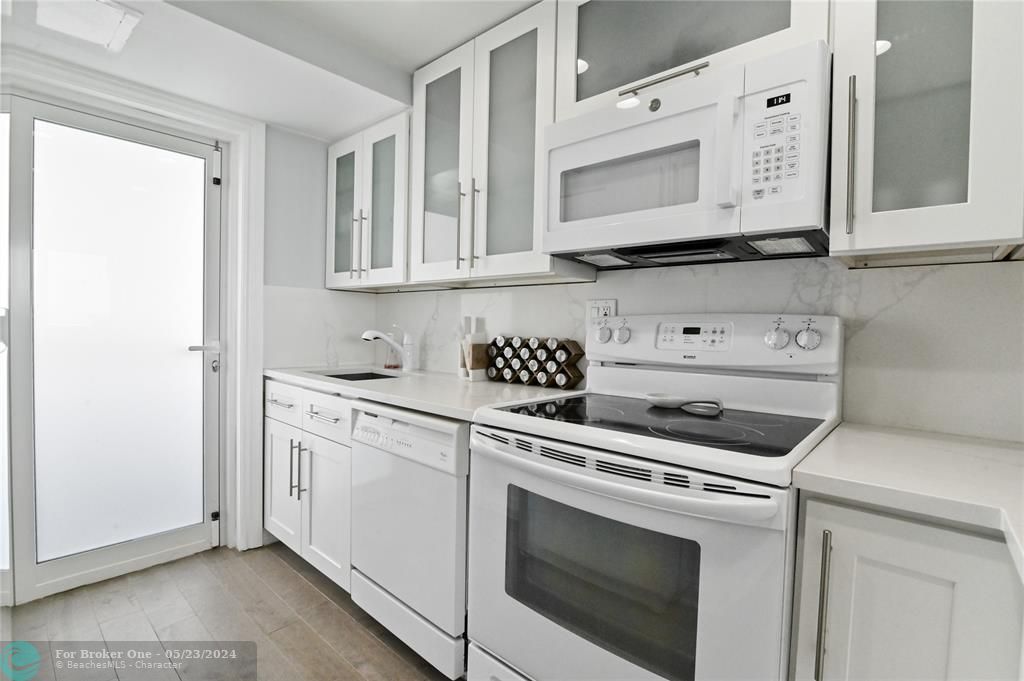 For Sale: $575,000 (1 beds, 1 baths, 690 Square Feet)