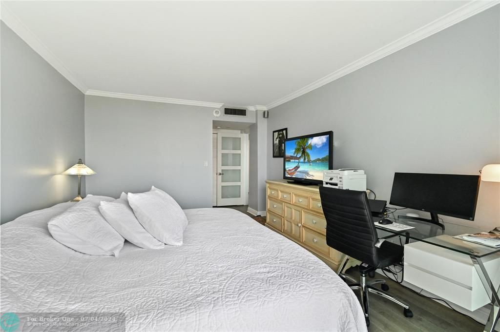 For Sale: $575,000 (1 beds, 1 baths, 690 Square Feet)