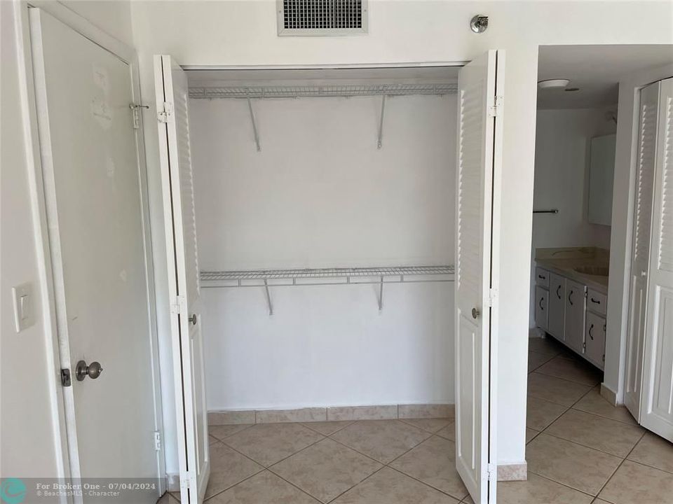 Active With Contract: $1,700 (1 beds, 1 baths, 900 Square Feet)