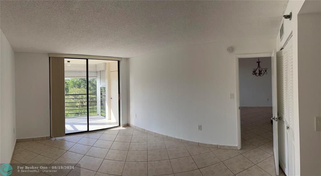 Active With Contract: $1,700 (1 beds, 1 baths, 900 Square Feet)