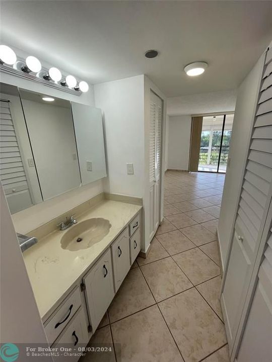 Active With Contract: $1,700 (1 beds, 1 baths, 900 Square Feet)