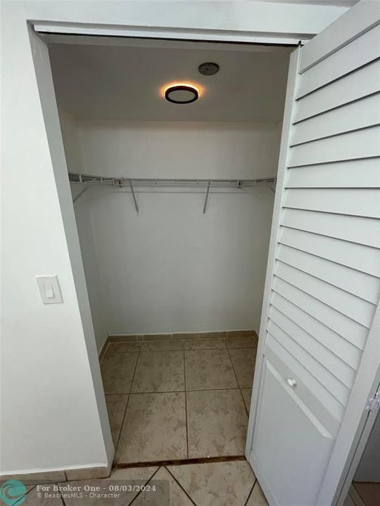 Active With Contract: $1,700 (1 beds, 1 baths, 900 Square Feet)