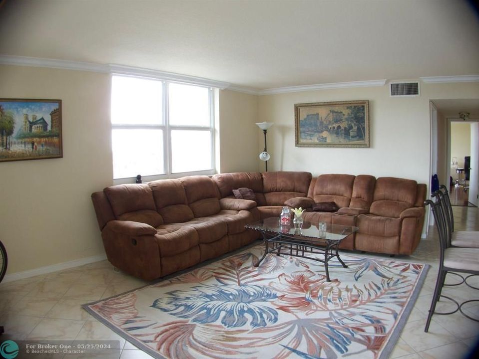 For Sale: $547,000 (2 beds, 2 baths, 1250 Square Feet)