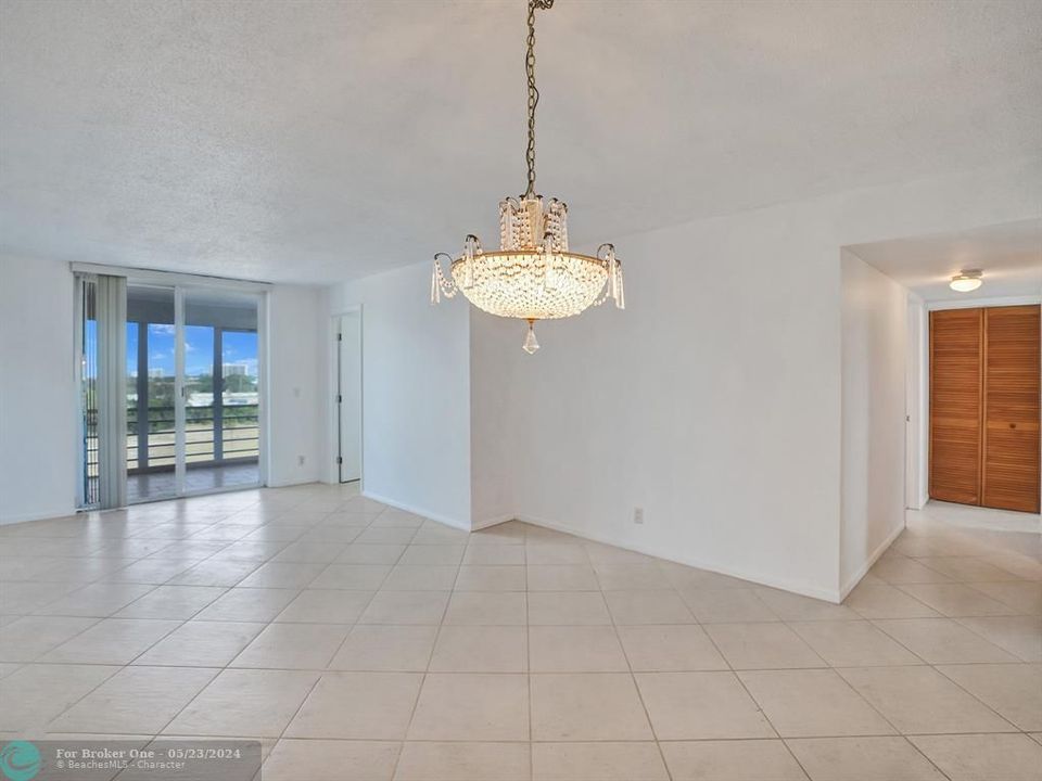 For Sale: $279,000 (2 beds, 2 baths, 1200 Square Feet)