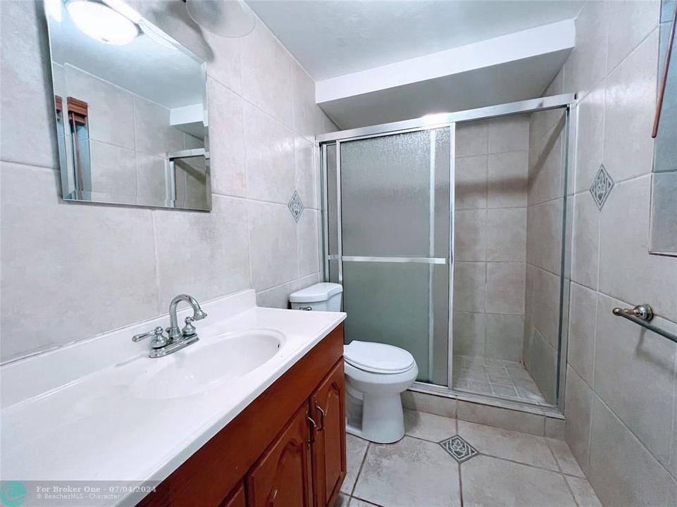 For Sale: $289,000 (1 beds, 1 baths, 740 Square Feet)