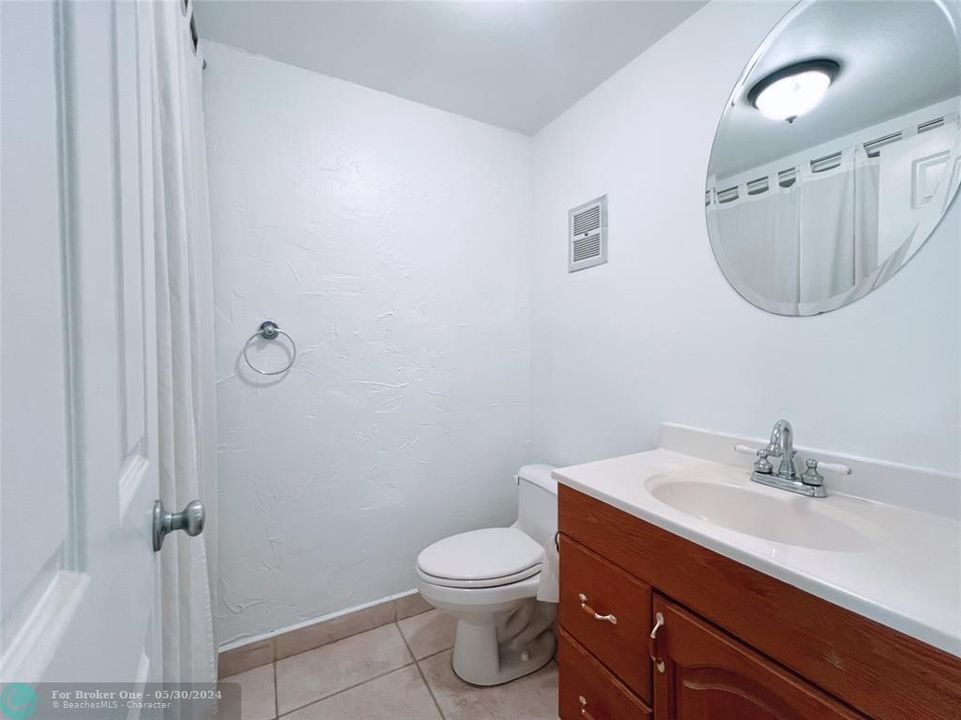 For Sale: $289,000 (1 beds, 1 baths, 740 Square Feet)