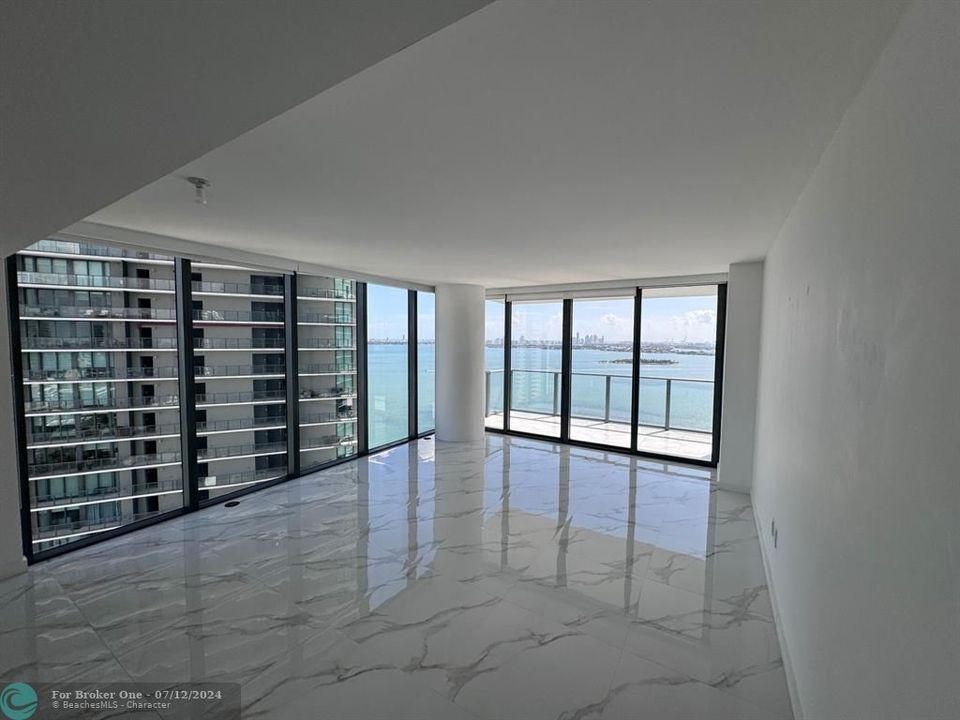Active With Contract: $4,500 (1 beds, 2 baths, 898 Square Feet)