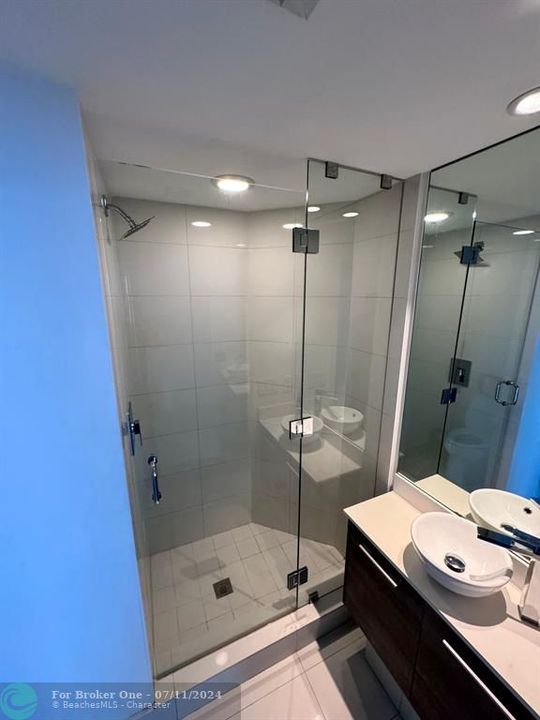 Active With Contract: $4,500 (1 beds, 2 baths, 898 Square Feet)