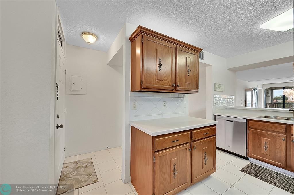 For Sale: $214,999 (2 beds, 2 baths, 1090 Square Feet)