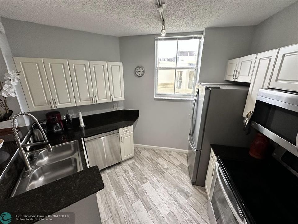 For Rent: $2,600 (1 beds, 1 baths, 800 Square Feet)
