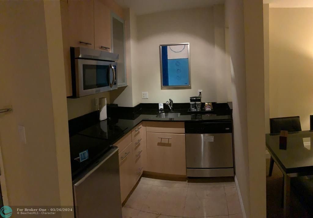 For Sale: $169,000 (1 beds, 1 baths, 548 Square Feet)