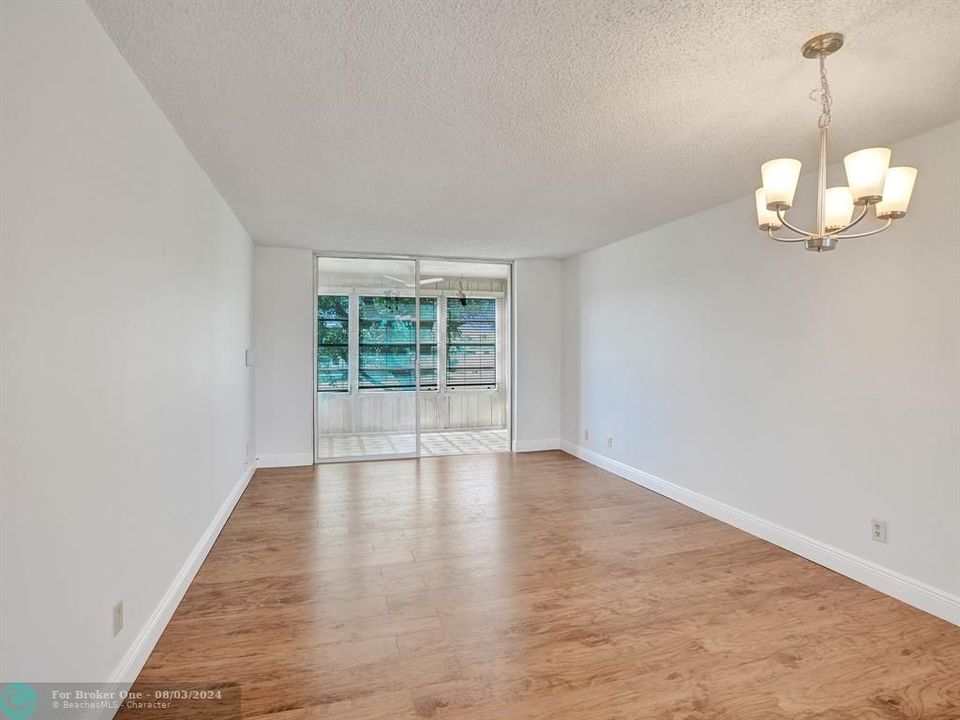 Active With Contract: $99,900 (1 beds, 1 baths, 620 Square Feet)