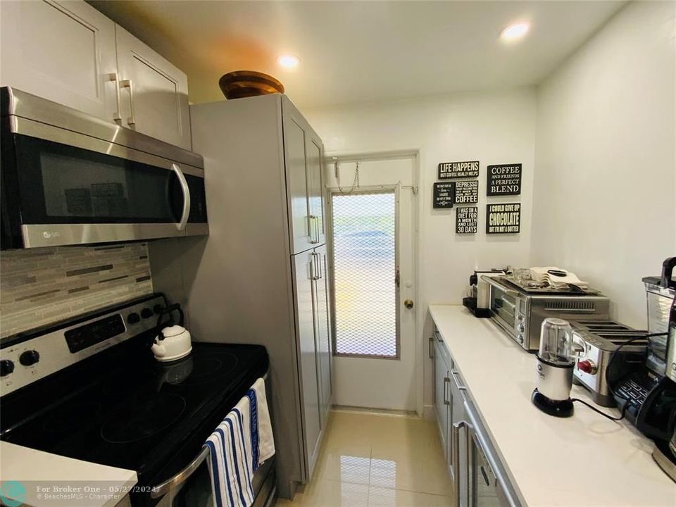 For Sale: $285,000 (2 beds, 2 baths, 970 Square Feet)