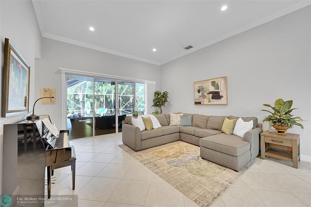 Active With Contract: $900,000 (4 beds, 3 baths, 2555 Square Feet)