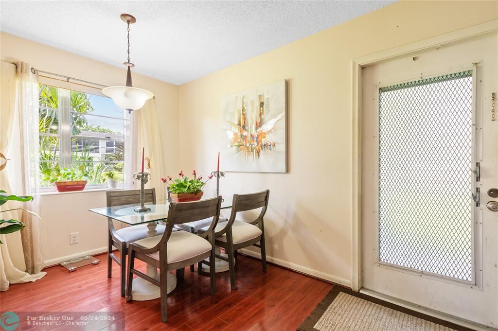 Active With Contract: $149,900 (2 beds, 1 baths, 828 Square Feet)