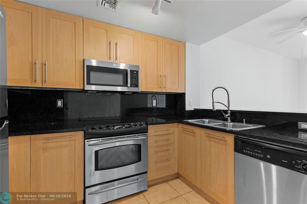 For Rent: $2,150 (1 beds, 1 baths, 634 Square Feet)