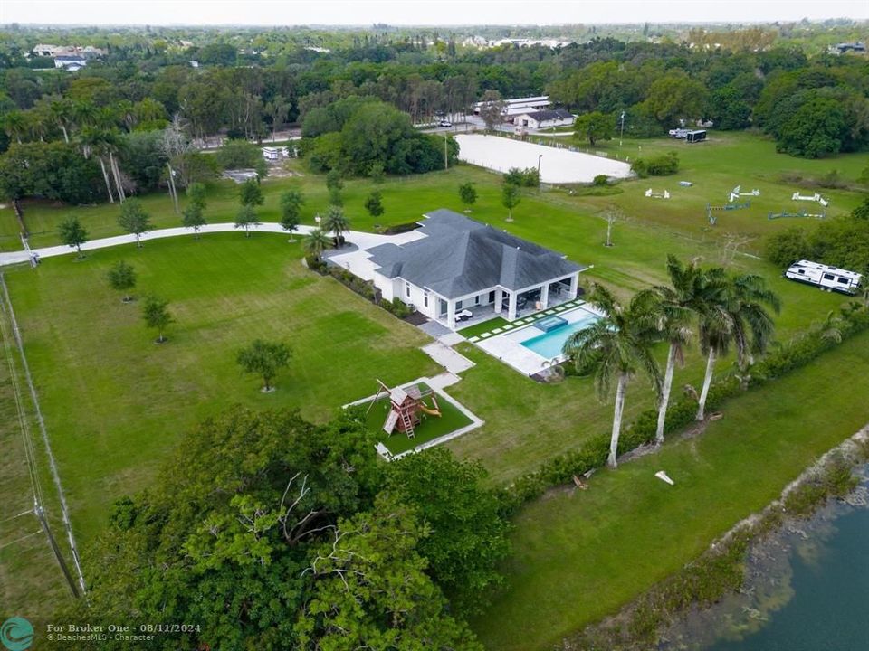 Recently Sold: $3,750,000 (4 beds, 4 baths, 3597 Square Feet)