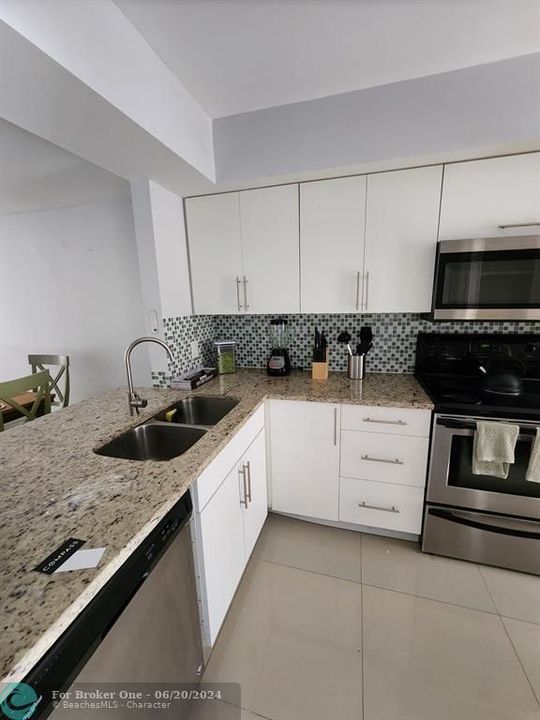 Active With Contract: $2,200 (2 beds, 2 baths, 1140 Square Feet)