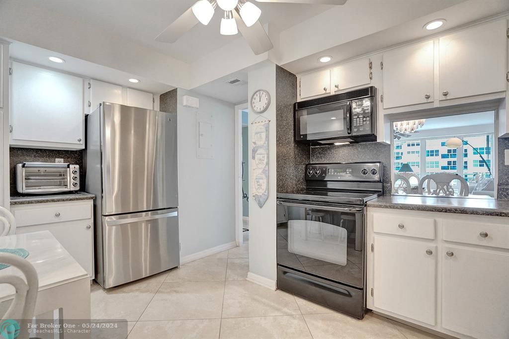 For Rent: $2,800 (1 beds, 1 baths, 1054 Square Feet)