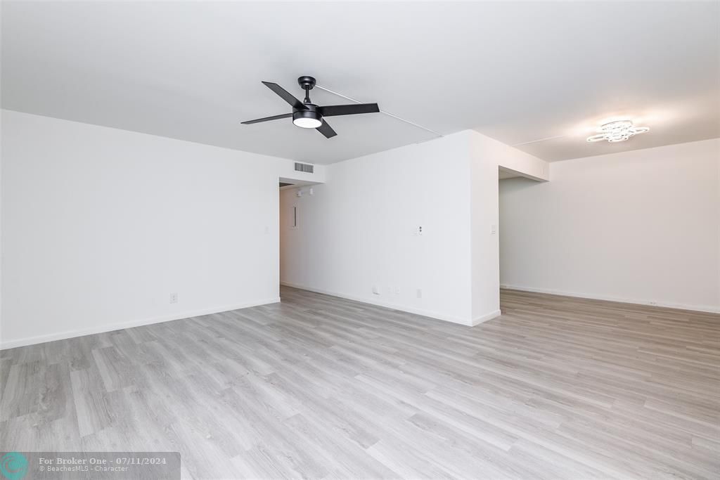For Sale: $215,000 (2 beds, 2 baths, 1000 Square Feet)