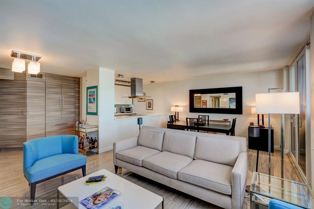 For Sale: $425,000 (2 beds, 2 baths, 1250 Square Feet)