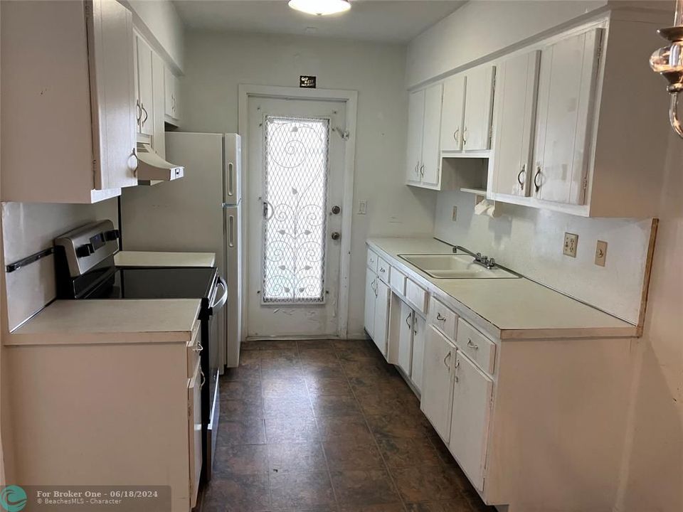 For Sale: $119,900 (1 beds, 1 baths, 675 Square Feet)