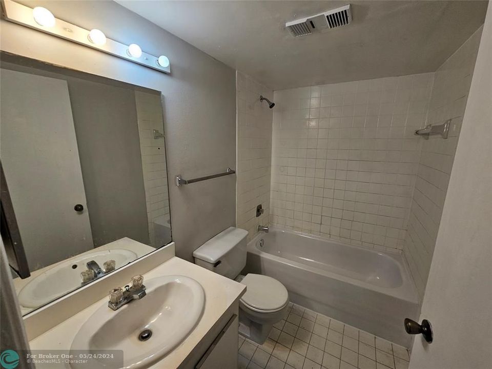 合同活跃: $1,500 (1 贝兹, 1 浴室, 720 平方英尺)